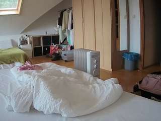 voyeurcam-julmodels-bed-1