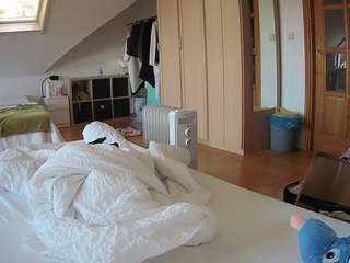voyeurcam-julmodels-bed-1