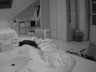 voyeurcam-julmodels-bed-1