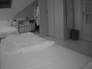 voyeurcam-julmodels-bed-1 webcam