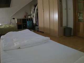 voyeurcam-julmodels-bed-1 webcam model
