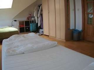 voyeurcam-julmodels-bed-1