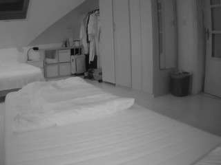 voyeurcam-julmodels-bed-1's CamSoda show and profile