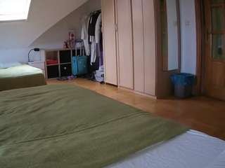 voyeurcam-julmodels-bed-1