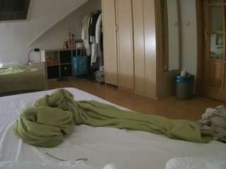 voyeurcam-julmodels-bed-1