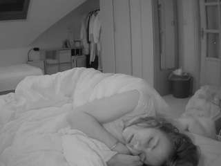 voyeurcam-julmodels-bed-1's CamSoda show and profile