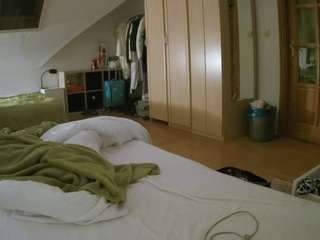 voyeurcam-julmodels-bed-1 webcam model