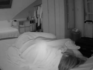 voyeurcam-julmodels-bed-1's CamSoda show and profile