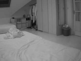 voyeurcam-julmodels-bed-1