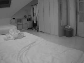 voyeurcam-julmodels-bed-1's CamSoda show and profile
