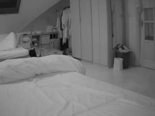 voyeurcam-julmodels-bed-1's CamSoda show and profile