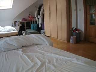 voyeurcam-julmodels-bed-1