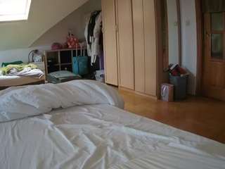 voyeurcam-julmodels-bed-1's CamSoda show and profile