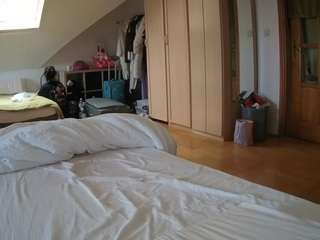 voyeurcam-julmodels-bed-1