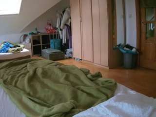 voyeurcam-julmodels-bed-1