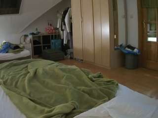 voyeurcam-julmodels-bed-1