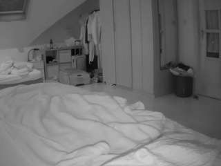 voyeurcam-julmodels-bed-1
