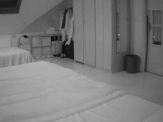 voyeurcam-julmodels-bed-1