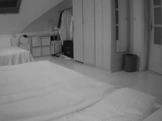 voyeurcam-julmodels-bed-1