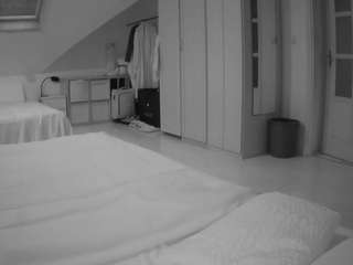 voyeurcam-julmodels-bed-1