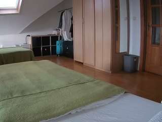 voyeurcam-julmodels-bed-1