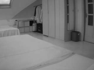 voyeurcam-julmodels-bed-1's CamSoda show and profile