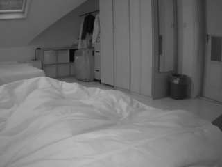 voyeurcam-julmodels-bed-1