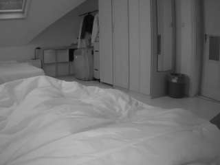 voyeurcam-julmodels-bed-1