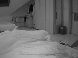 voyeurcam-julmodels-bed-1