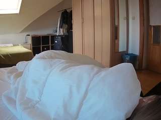 voyeurcam-julmodels-bed-1