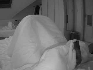 voyeurcam-julmodels-bed-1 webcam