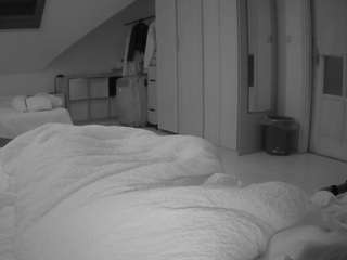 voyeurcam-julmodels-bed-1 webcam