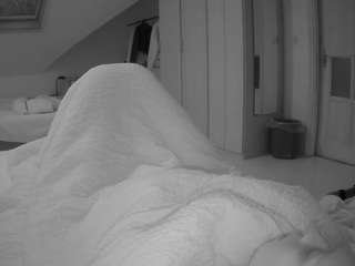 voyeurcam-julmodels-bed-1