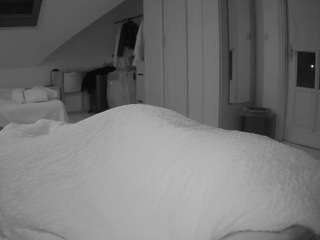voyeurcam-julmodels-bed-1 webcam