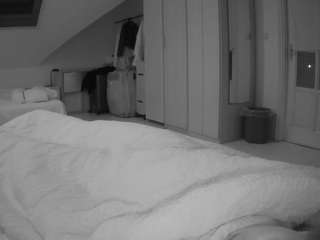 voyeurcam-julmodels-bed-1