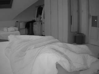 voyeurcam-julmodels-bed-1