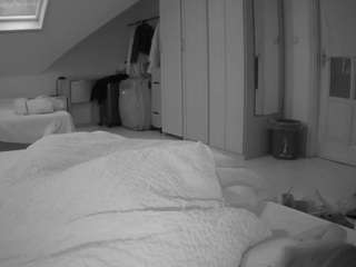 voyeurcam-julmodels-bed-1 webcam