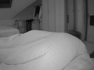voyeurcam-julmodels-bed-1 webcam