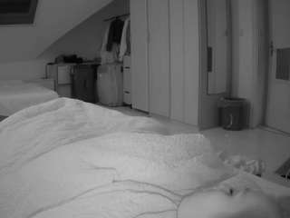 voyeurcam-julmodels-bed-1 webcam