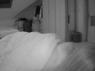 voyeurcam-julmodels-bed-1 webcam