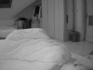 voyeurcam-julmodels-bed-1 webcam