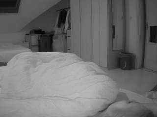 voyeurcam-julmodels-bed-1 webcam