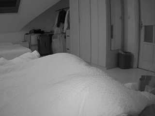voyeurcam-julmodels-bed-1 webcam