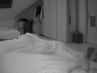 voyeurcam-julmodels-bed-1 webcam