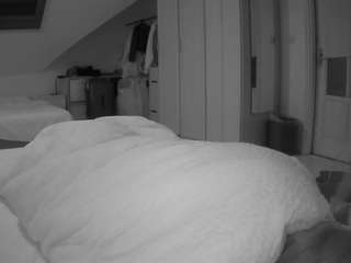 voyeurcam-julmodels-bed-1 webcam