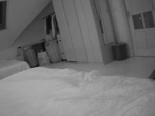 voyeurcam-julmodels-bed-1 camsoda