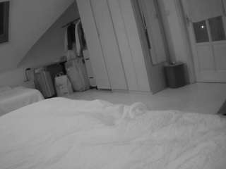 voyeurcam-julmodels-bed-1 webcam