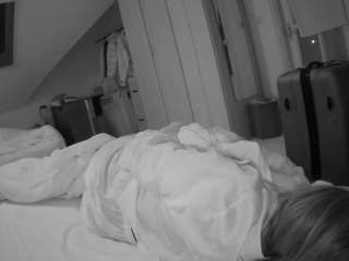 voyeurcam-julmodels-bed-1
