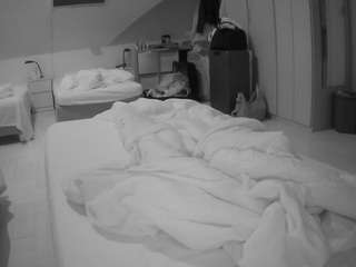 voyeurcam-julmodels-bed-1