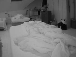 voyeurcam-julmodels-bed-1 webcam